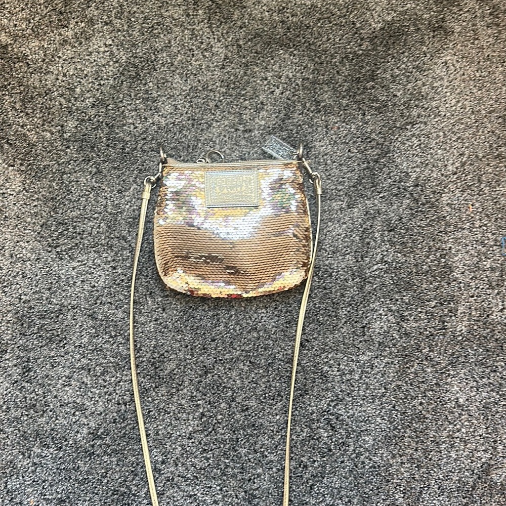 I got this bag as I gift and have never worn it so I wanted to sell it